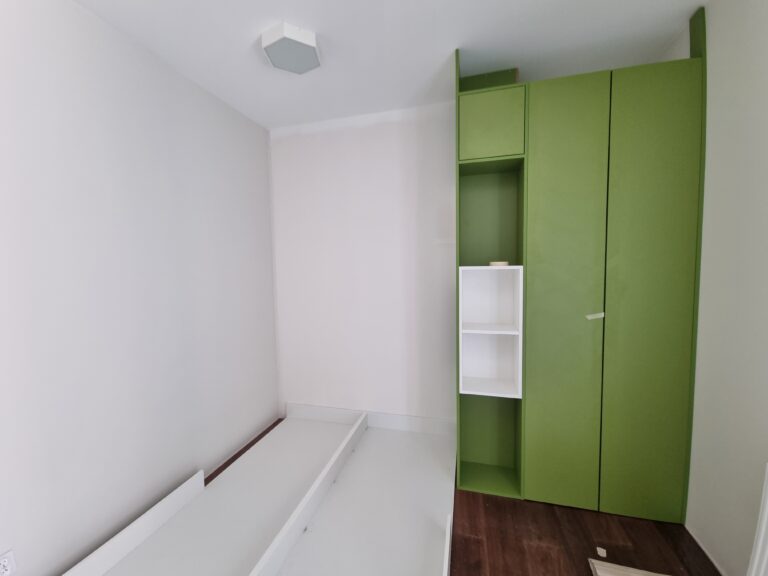 Montaż szafy w pokoju chłopca w apartamencie 90m², projekt SM STUDIO