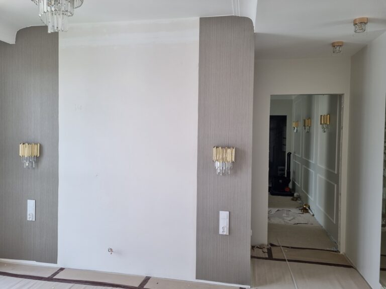 Zamontowane oświetlenie i zabezpieczona podłoga podczas prac wykończeniowych, apartament 90m², SM STUDIO