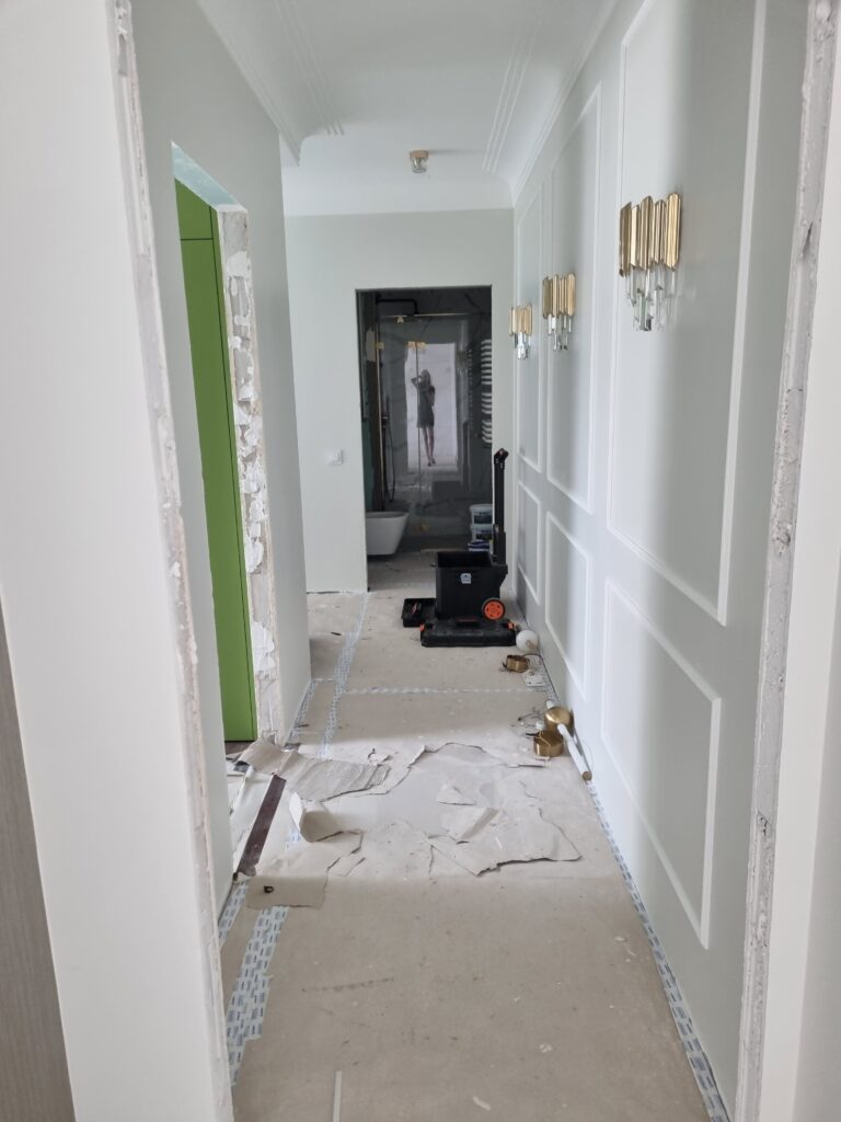 Montaż sztukaterii w holu apartamentu 90m², SM STUDIO