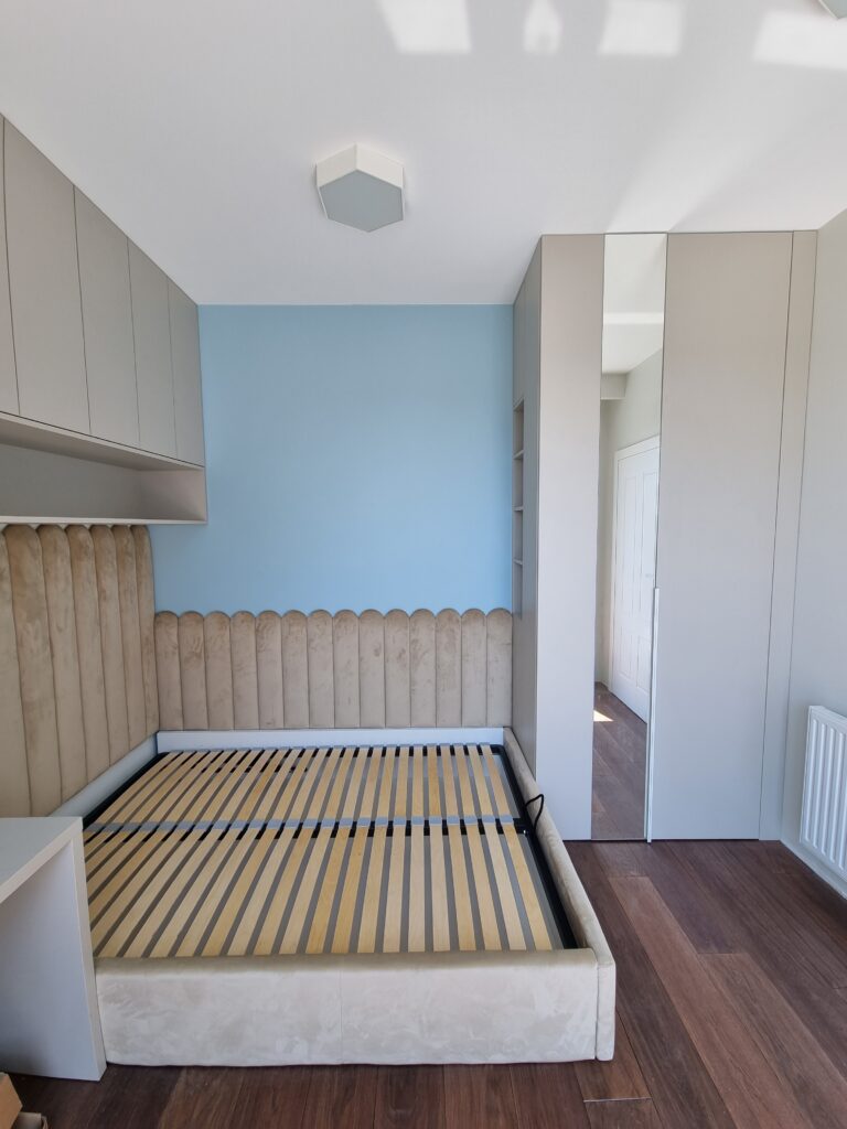 Pokój dziewczynki po wykonaniu zabudowy meblowej w apartamencie 90m², SM STUDIO