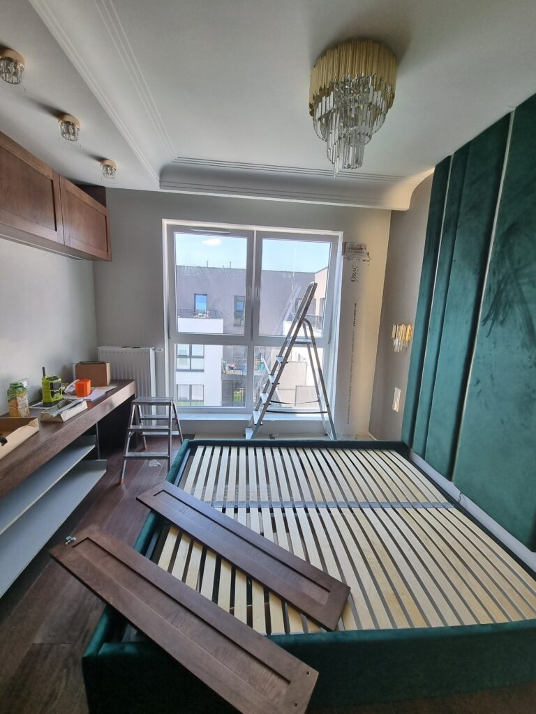 Montaż zabudowy meblowej w sypialni apartamentu 90m², SM STUDIO